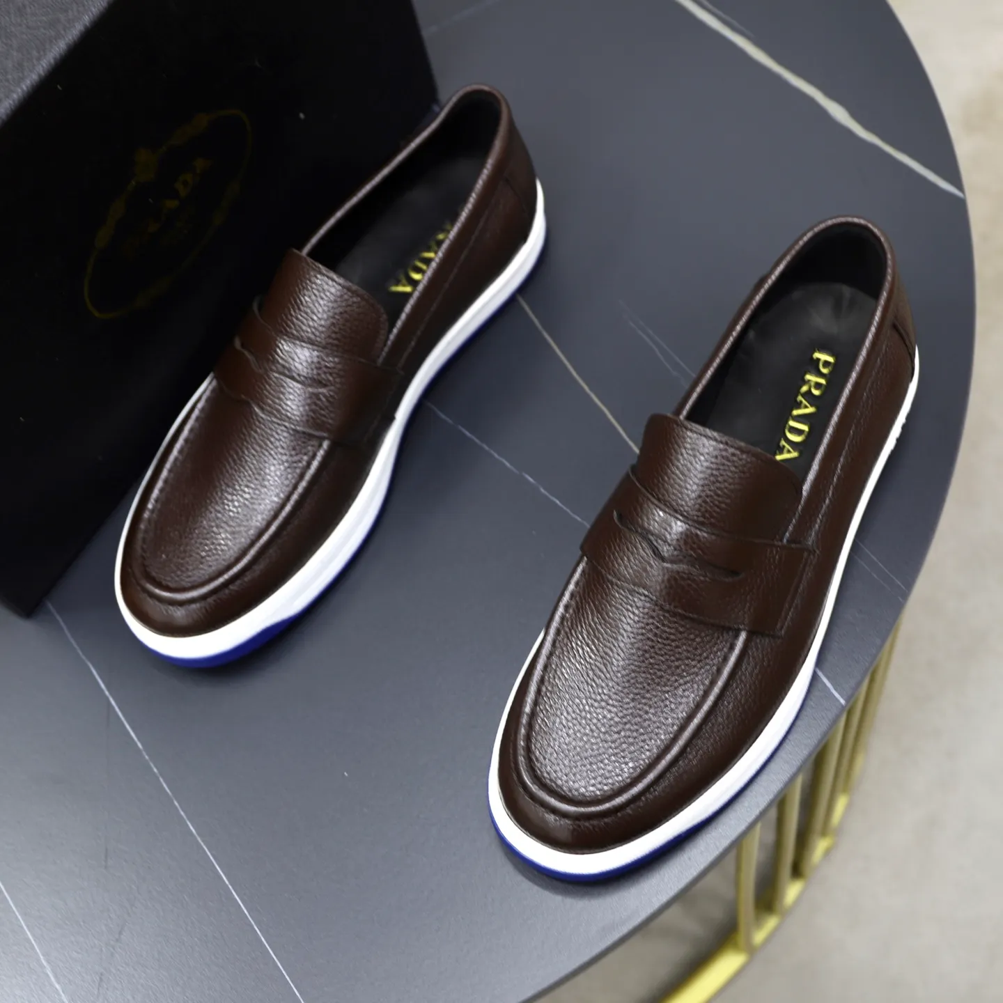 Factory price: 💰640 Prada classic men’s lace-up casual shoes | Imported cowhide upper | Upper stitching layered design, light and breathable | Soft and comfortable | Decorated with PRADA letters on the side | Distinctive sports style, showing the brand style | Lightweight concave and convex pattern rubber soles | Matched with cowhide foot pad lining | Excellent foot feel, fashionable and elegant | Size: 38-44 (45 customized)